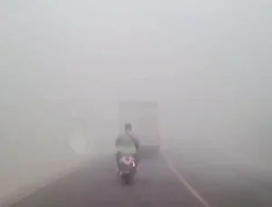 Kabut asap begitu tebal di jalan Poros, Samarind, Rabu (16/9/2026). Foto: puguh