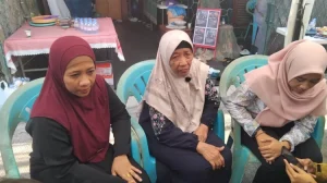 Keluarga Jurnalis iNews, Yudistiro Pranoto yang hilang saat melakukan peliputan di sekitar Gunung Anak Kraakatau, Rabu, 16 September 2026. (Foto: RRI/Leny Kurniawati)