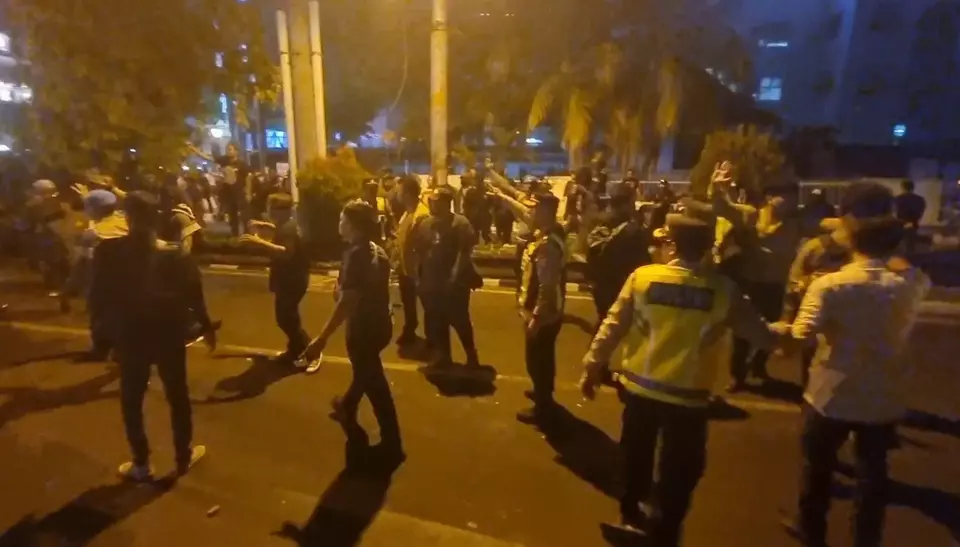 Aksi unjuk rasa Aliansi Mahasiswa Yogyakarta di perempatan Gramedia, Yogyakarta, Selasa 1 September 2026 memanas. (Beritasatu/Olena Wibisana)