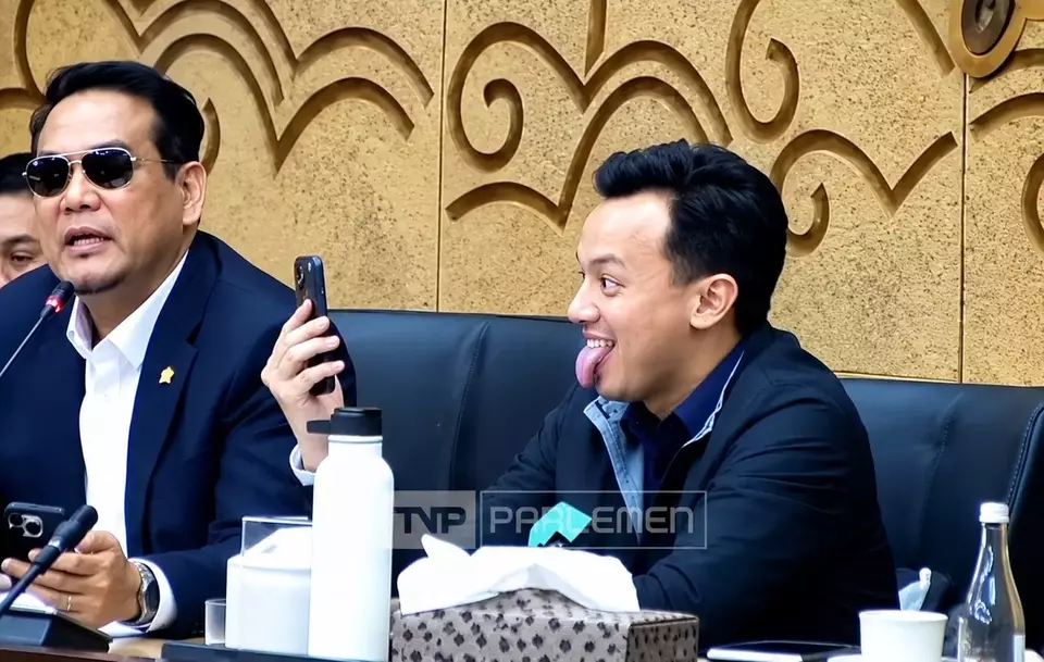 Moreno Soeprapto memberikan klarifikasi terkait beredarnya video viral aksinya menjulurkan lidah saat RDP Komisi XII DPR. (YouTube/TVR Parlemen)