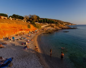 Pertikaian tersebut terjadi di Pantai Vouliagmeni, sekitar 12 mil di selatan Athena, pada Minggu pagi. Foto: Geopix/Alamy