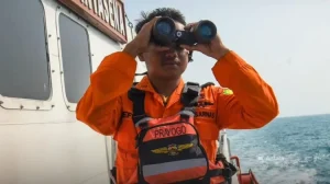 Petugas SAR melakukan penyisiran dalam pencarian jurnalis yang hilang kontak di perairan Selat Sunda (Foto: Tangkapan layar Instagram @indonesiago.id)