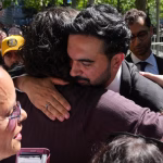Walikota New YorkZohran Mamdani menemui warga setelah acara peringatan di New York. (AP: Adam Gray, Pool)