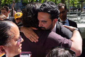Walikota New YorkZohran Mamdani menemui warga setelah acara peringatan di New York. (AP: Adam Gray, Pool)