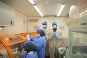 Petugas medis melakukan tes virus Ebola di laboratorium keliling yang didirikan di Butembo, Kongo [Foto: Sebastien Kitsa Musayi/AP Photo]